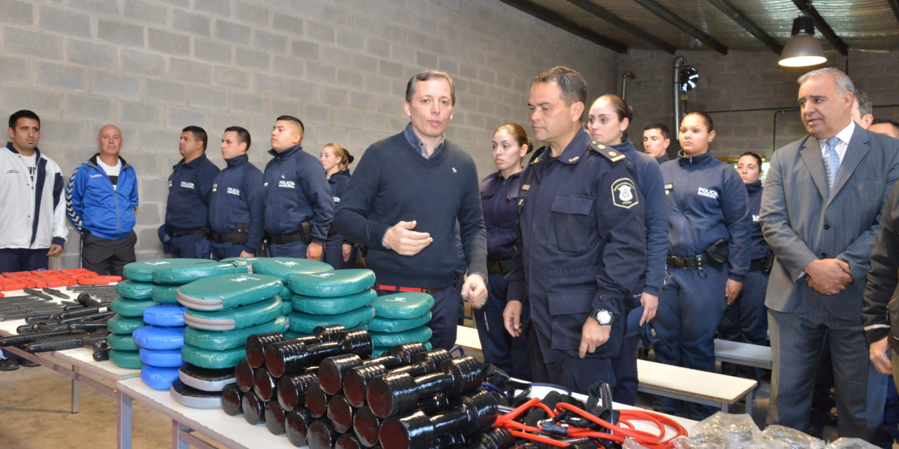 GRAY VISITO LA ESCUELA DE POLICIA LOCAL