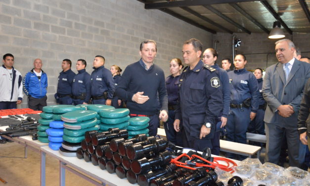 GRAY VISITO LA ESCUELA DE POLICIA LOCAL