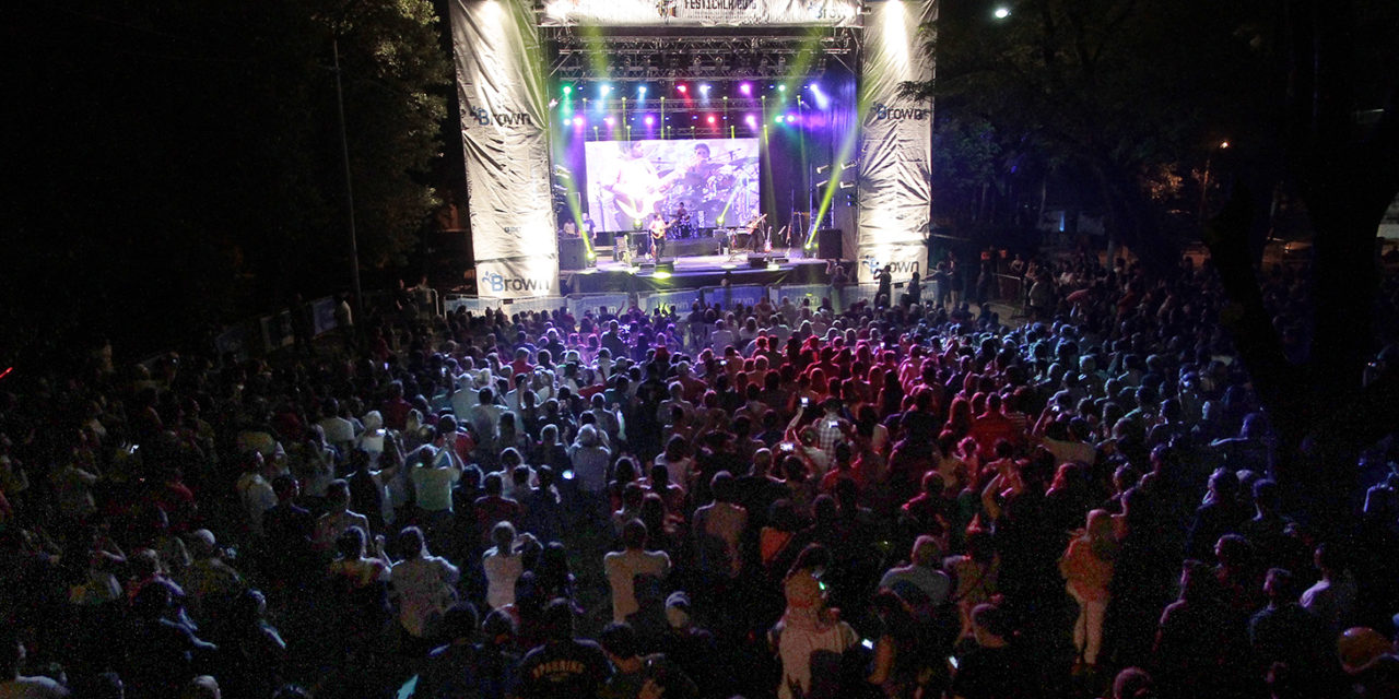 BROWN BAILO Y CANTO CON EL FESTICALA