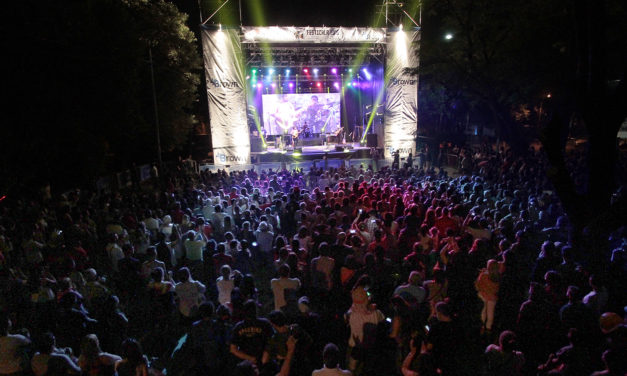 BROWN BAILO Y CANTO CON EL FESTICALA
