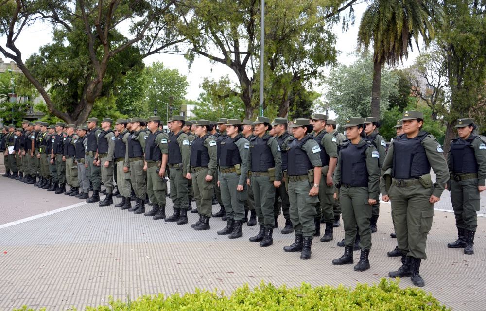 LLEGAN LOS GENDARMES A ECHEVERRIA