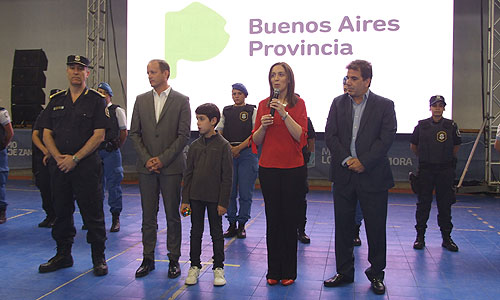 VIDAL ENTREGO EQUIPAMIENTO A POLICIAS LOMENCES