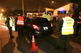 GENDARME HIERE A  MOTCICLISTA EN CONTROL VEHICULAR