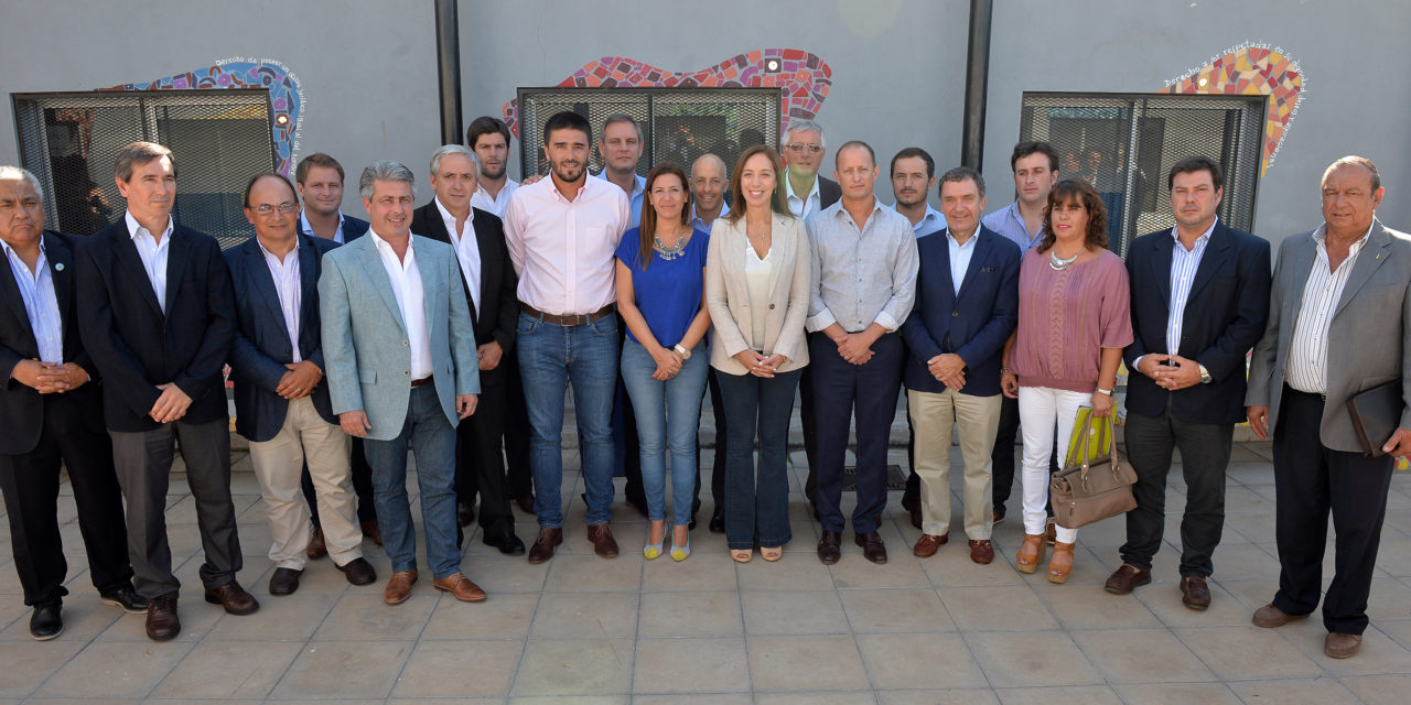 VIDAL EN LA REGION, ENTREGO SUBSIDIOS EN LOMAS Y RECORRIO UN CENTRO COMUNITARIO EN DON ORIONE