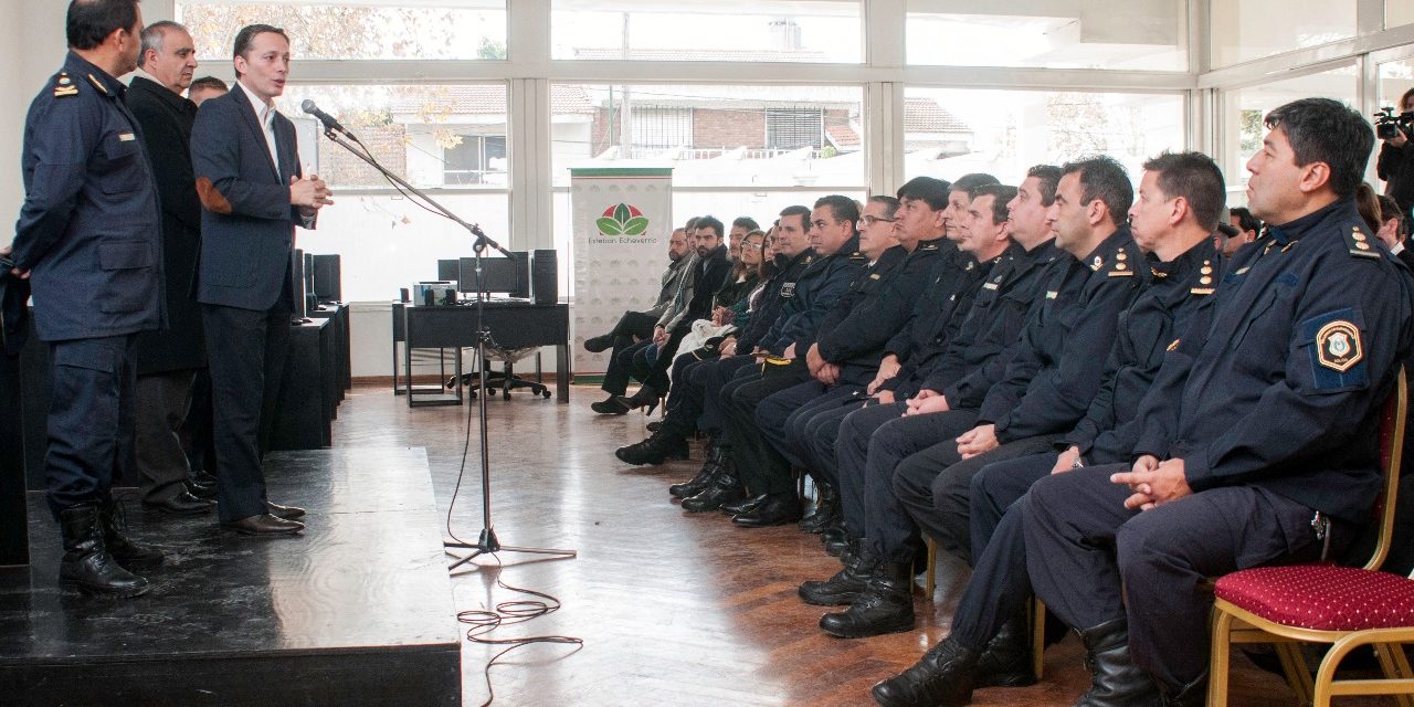 GRAY ENTREGO EQUIPAMIENTO INFORMATICO A LA POLICIA