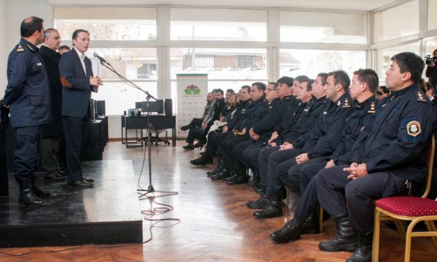 GRAY ENTREGO EQUIPAMIENTO INFORMATICO A LA POLICIA