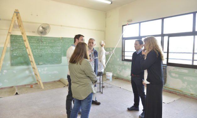 GRAY SIGUE RECORRIENDO ESCUELAS DEL DISTRITO