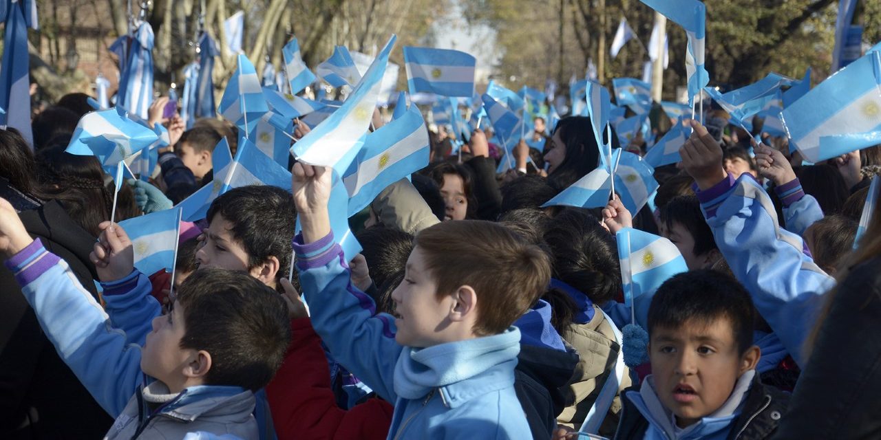 LOS ALUMNOS DE LA REGION PROMETIERON LEALTAD A LA BANDEREA