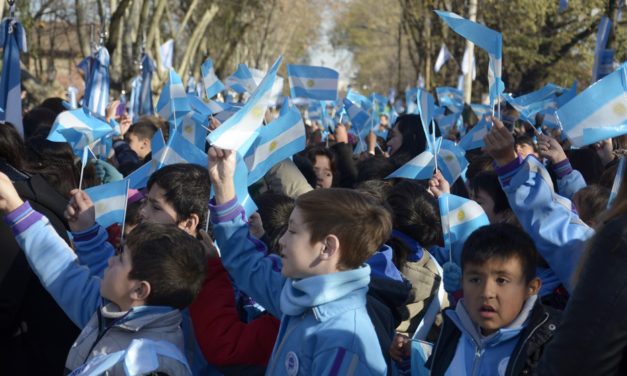 LOS ALUMNOS DE LA REGION PROMETIERON LEALTAD A LA BANDEREA