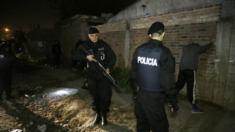 MEGAOPERATIVO POLICIAL EN BROWN