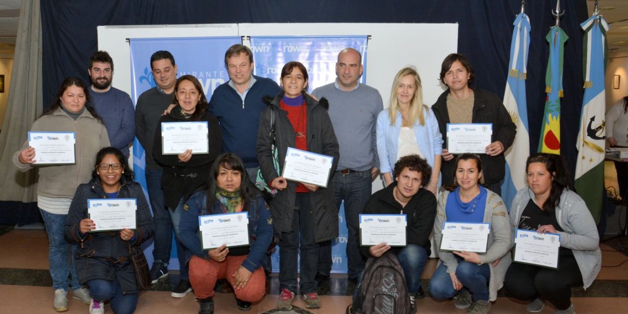 EGRESADOS DE LOS CURSOS DE MANIPULADORES DE ALIMENTOS RECIBIERON SUS CERTIFICADOS