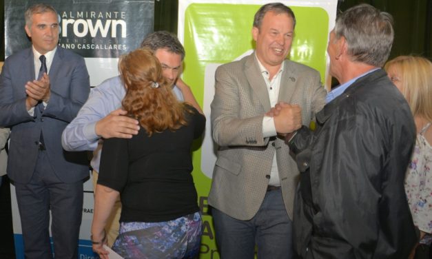 FAMILIAS DEL BARRIO DON ORIONE RECIBIERON LAS ESCRITURAS DE SUS VIVIENDAS