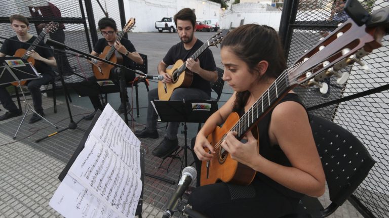 CONCIERTO DE GUITARRAS EN EL MAC SUR DE LANUS