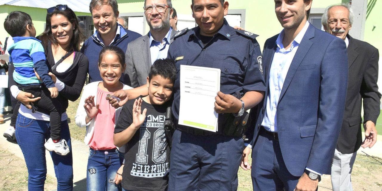 CASCALLARES ENCABEZÓ ACTO DE ENTREGA DE  VIVIENDAS PARA POLICÍAS DE BROWN