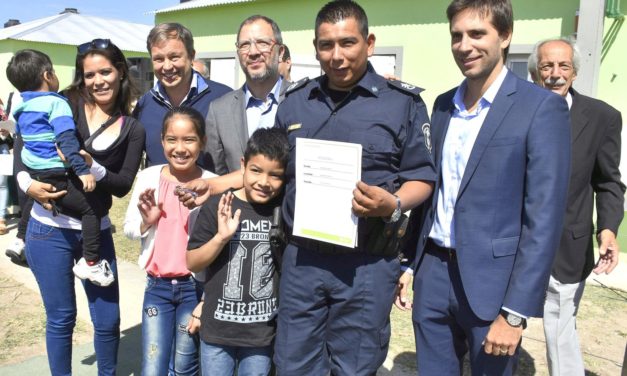 CASCALLARES ENCABEZÓ ACTO DE ENTREGA DE  VIVIENDAS PARA POLICÍAS DE BROWN