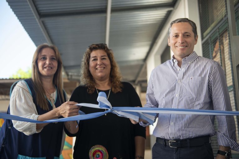 GRAY INAUGURO AULAS EN  9 DE ABRIL