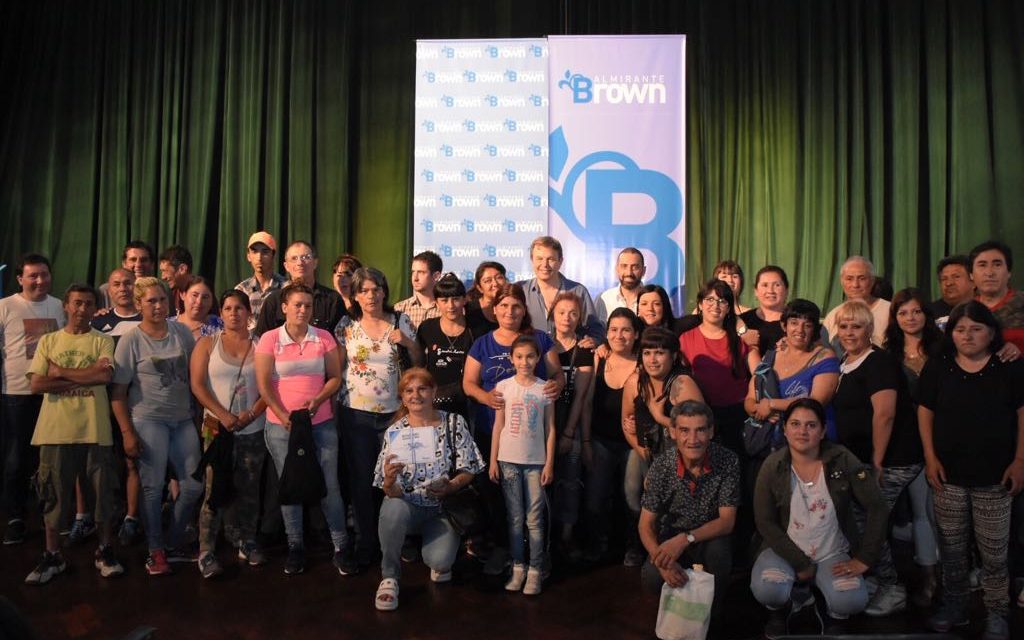 «HACEMOS FUTURO» SE ENTREGARON CERTIFICADOS  DE FORMACION LABORAL A VECINOS BROWIANOS