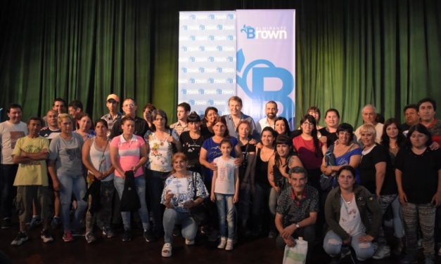 «HACEMOS FUTURO» SE ENTREGARON CERTIFICADOS  DE FORMACION LABORAL A VECINOS BROWIANOS