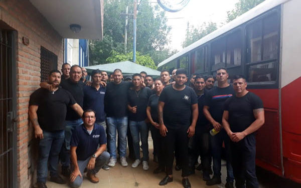 ELECCIONES EN UPSRA,  VOTARON EN UN MICRO YA QUE LOS INTERVENTORES NO ABRIERON LA SEDE
