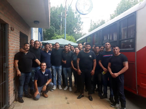 ELECCIONES EN UPSRA,  VOTARON EN UN MICRO YA QUE LOS INTERVENTORES NO ABRIERON LA SEDE