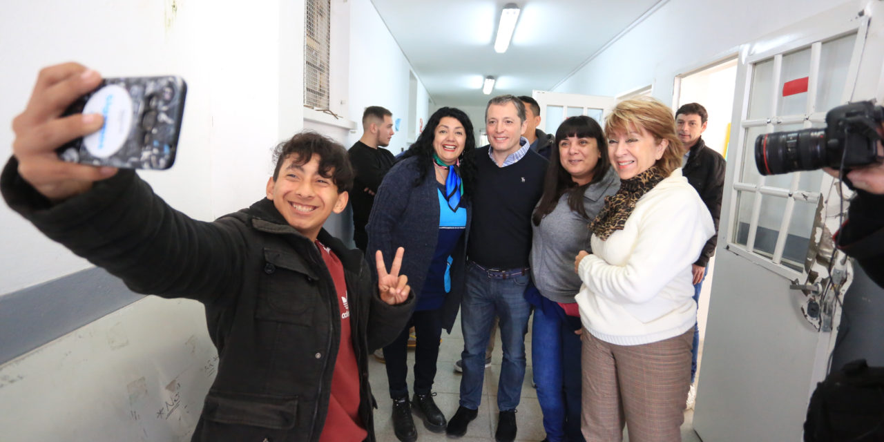 GRAY ENTREGO SUBSIDIO A LA SECUNDARIA 5
