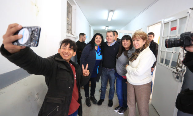 GRAY ENTREGO SUBSIDIO A LA SECUNDARIA 5