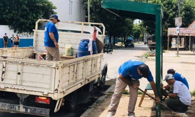 EL MUNICIPIO FABRICA E INSTALA NUEVOS REFUGIOS PARA LAS PARADAS DE COLECTIVOS