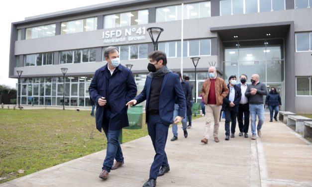 KICILLOF Y CASCALLARES JUNTO A VECINOS BROWNIANOS RECUPERADOS DE COVID19