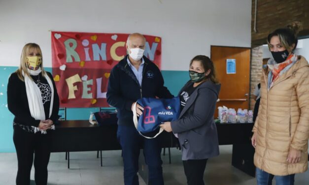 GRINDETTI ENTREGÓ BOLSONES DE MATERNIDAD A MUJERES DE MONTE CHINGOLO