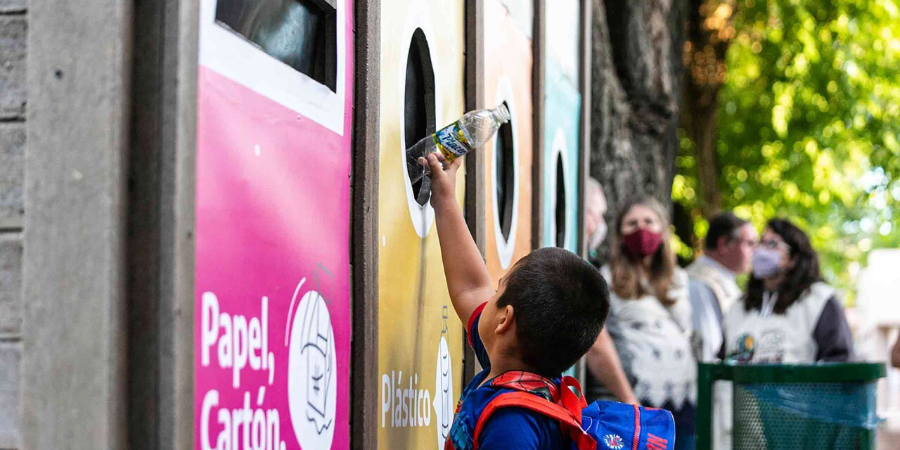 BROWN POTENCIA LAS ESTACIONES DE RECICLADO EN LAS LOCALIDADES