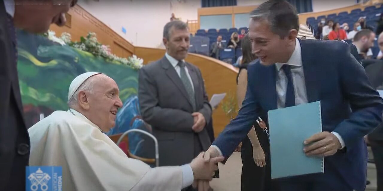 FERNANDO GRAY JUNTO CON EL PAPA FRANCISCO EN EL PRIMER ENCUENTRO INTERNACIONAL DE LA ESCUELA LAUDATO SI