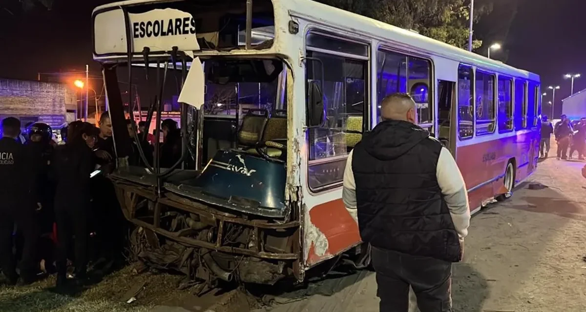 ROBO, SE TIROTEO CON LA POLICIA, DESTRUYO VEHICULOS PERO YA ESTA LIBRE