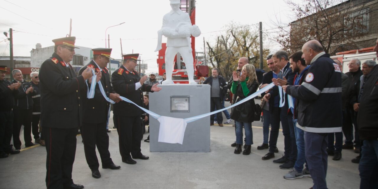 INAUGURARON EL PRIMER MONUMENTO AL BOMBERO VOLUNTARIO EN ALMIRANTE BROWN