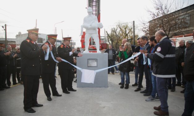 INAUGURARON EL PRIMER MONUMENTO AL BOMBERO VOLUNTARIO EN ALMIRANTE BROWN