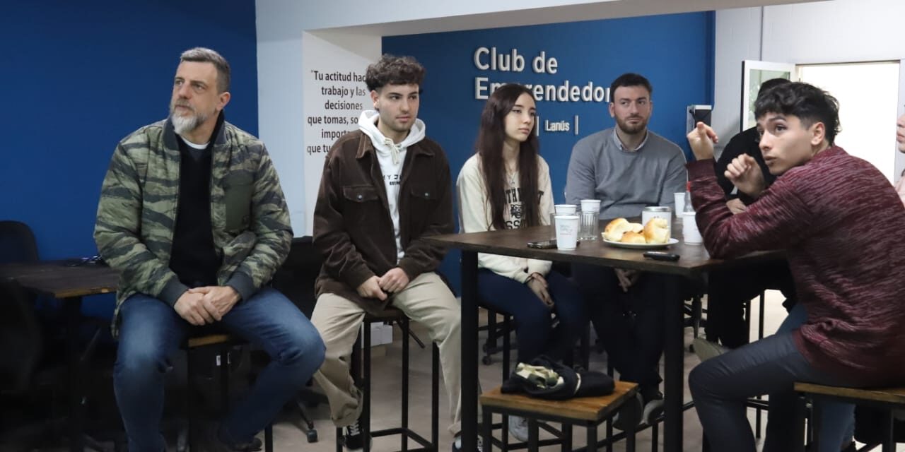 LANUS, KRAVETZ COMPARTIÓ UN DESAYUNO CON JÓVENES DEL CLUB DE EMPRENDEDORES