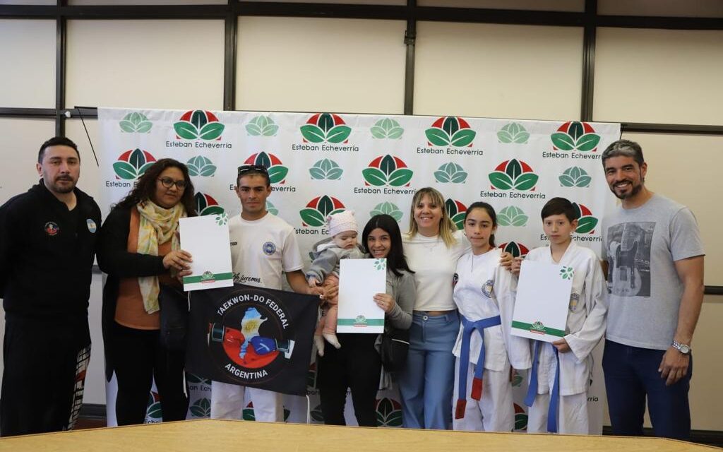 EL MUNICIPIO DE ECHEVERRIA ENTREGO SUBSIDIOS A DEPORTISTAS