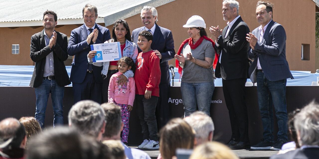ALBERTO FERNÁNDEZ ENTREGÓ JUNTO A FERRARESI, CASCALLARES  Y FABIANI LAS PRIMERAS 140 VIVIENDAS DE BARRIO LINDO
