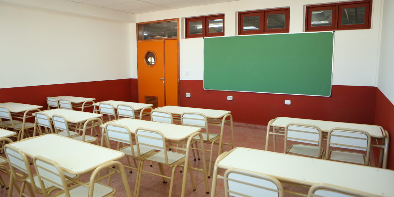 FERNANDO GRAY INAUGURÓ DOS AULAS EN EL INSTITUTO SUPERIOR DE FORMACIÓN DOCENTE Y TÉCNICA N° 35