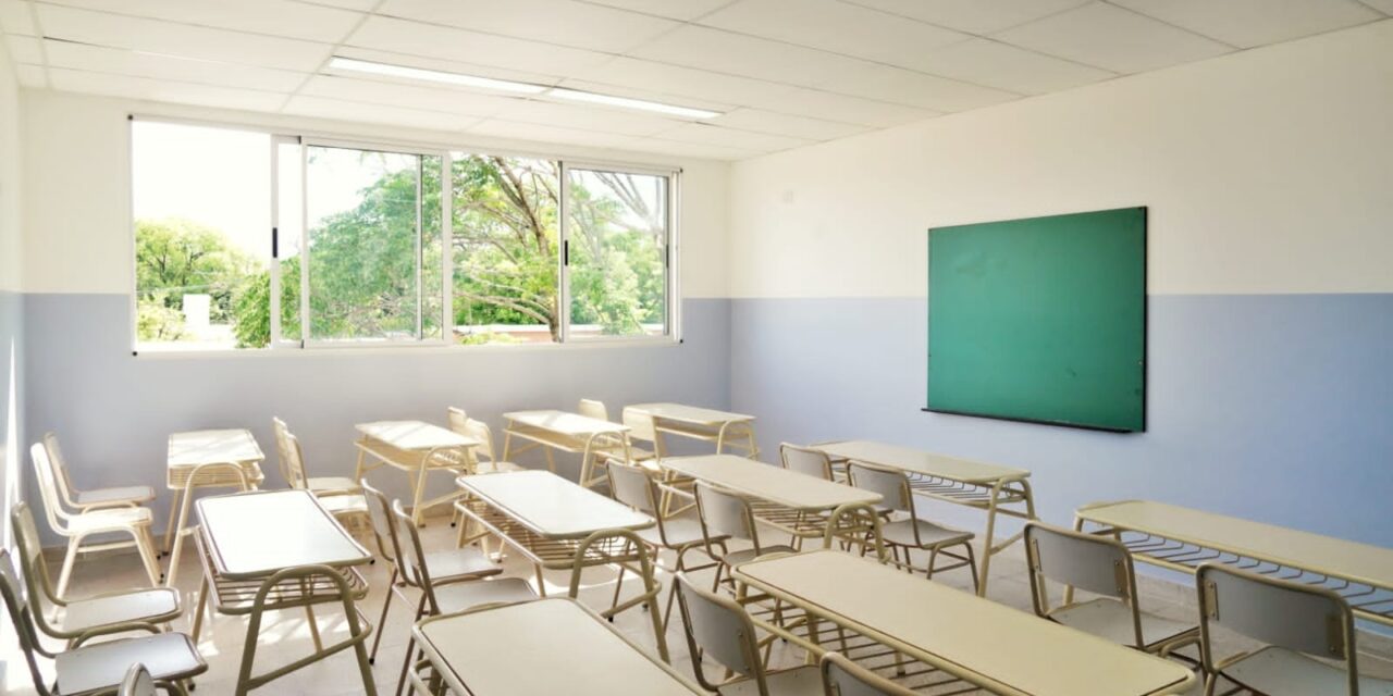 GRAY INAUGURO AULAS  EN LA SECUNDARIA 30 DE ECHEVERRIA