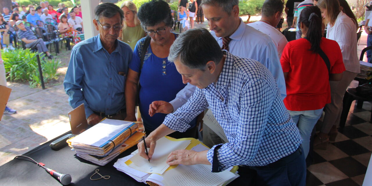 FERNANDO GRAY REALIZÓ LA TOMA DE 253 FIRMAS DE ESCRITURAS DE VECINAS Y VECINOS DEL DISTRITO