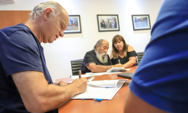 GRINDETTI FIRMO EL ESTAATUTO DOCENTE MUNICIPAL