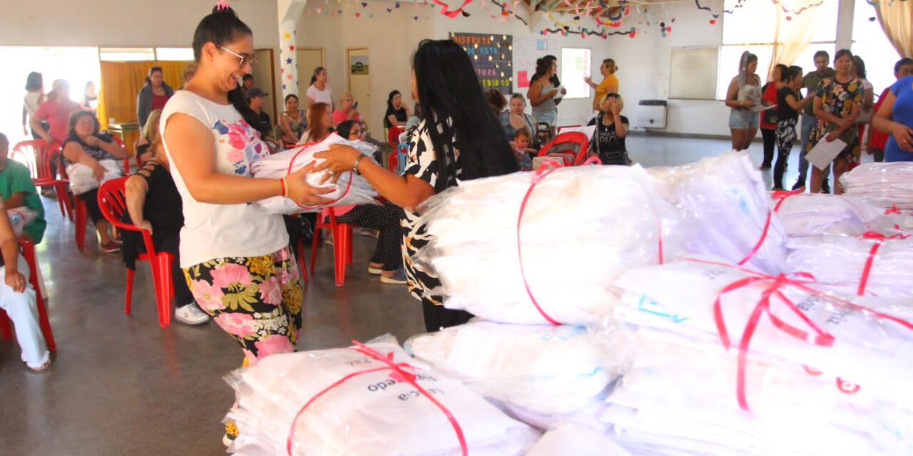 EL MUNICIPIO DE ECHEVERRIA ENTREGÓ GUARDAPOLVOS  ESCOLARES