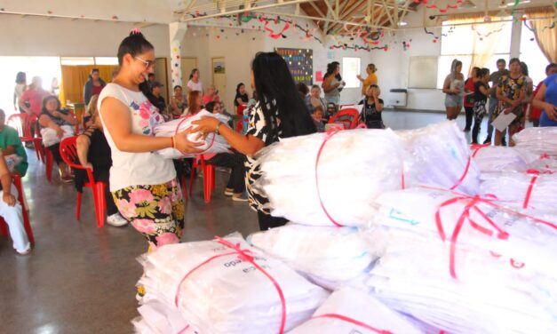 EL MUNICIPIO DE ECHEVERRIA ENTREGÓ GUARDAPOLVOS  ESCOLARES