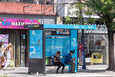 PARADAS SEGURAS, BROWN INSTALA 150 EN EL DISTRITO