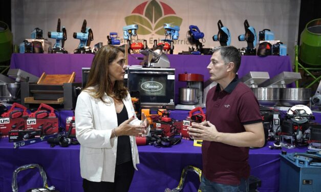 FERNANDO GRAY ENTREGÓ MAQUINARIAS, HERRAMIENTAS E INSUMOS A EMPRENDEDORAS DE ESTEBAN ECHEVERRÍA