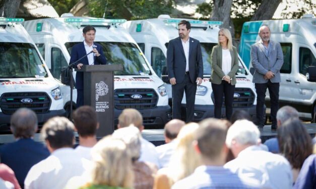 MAYRA Y KICILLOF EN LA ENTREGA DE 199 NUEVAS AMBULANCIAS DE EMERGENCIAS