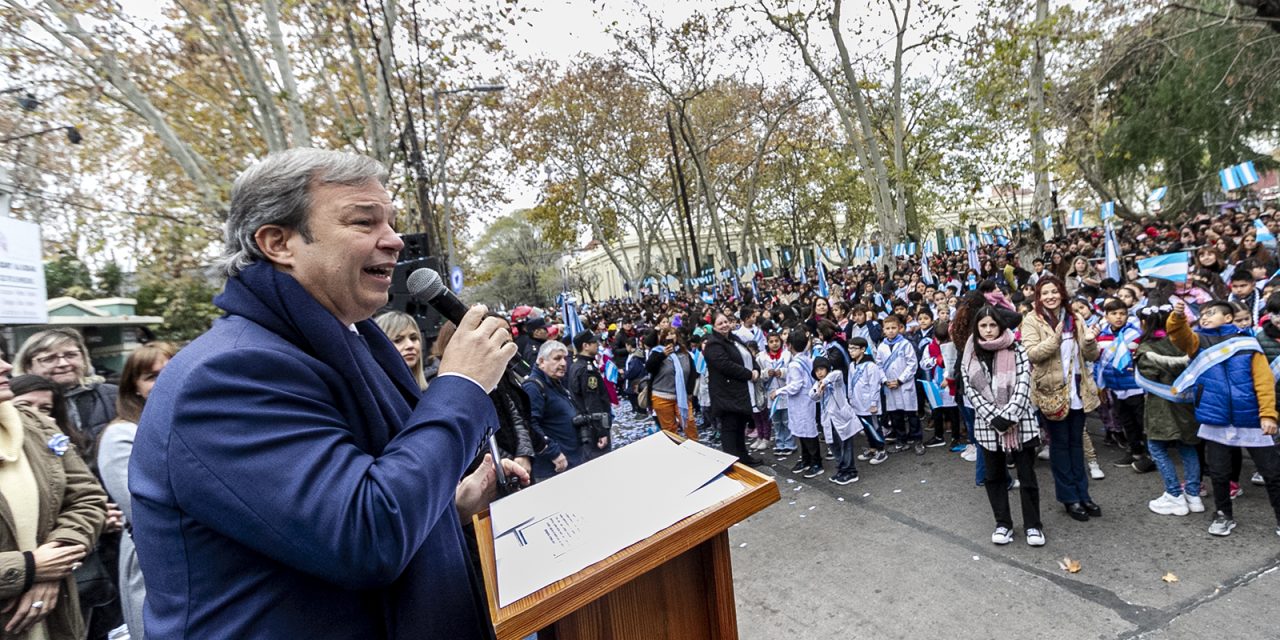 MILES DE ALUMNOS BROWNIANOS REALIZARON LA PROMESA DE LA BANDERA EN BURZACO