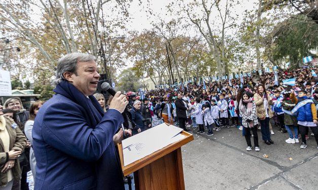 MILES DE ALUMNOS BROWNIANOS REALIZARON LA PROMESA DE LA BANDERA EN BURZACO