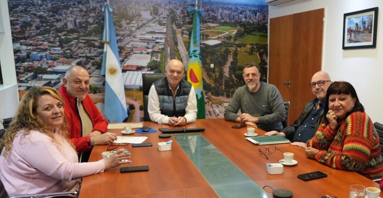 GRINDETTI Y KRAVETZ FIRMARON UN 26% DE AUMENTO PARA LOS MUNICIPALES DE LANÚS