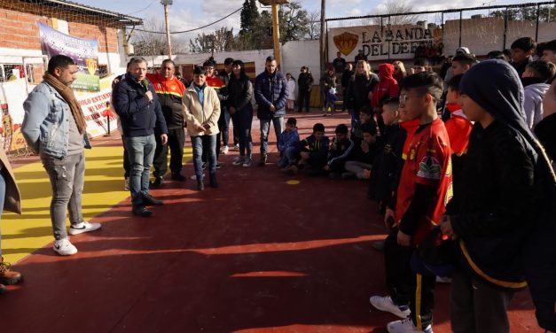 GRAY INAUGURÓ UN PLAYÓN DEPORTIVO EN EL CLUB SOCIAL Y DEPORTIVO DEFENSORES DE LUIS GUILLÓN